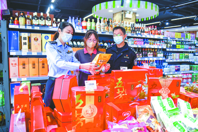 棲霞食藥環(huán)大隊(duì)開(kāi)展端午節(jié)前食品安全專(zhuān)項(xiàng)檢查行動(dòng)