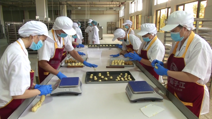 中秋月餅飄香 江夏老字號(hào)文創(chuàng)月餅引領(lǐng)食品銷(xiāo)售新風(fēng)尚